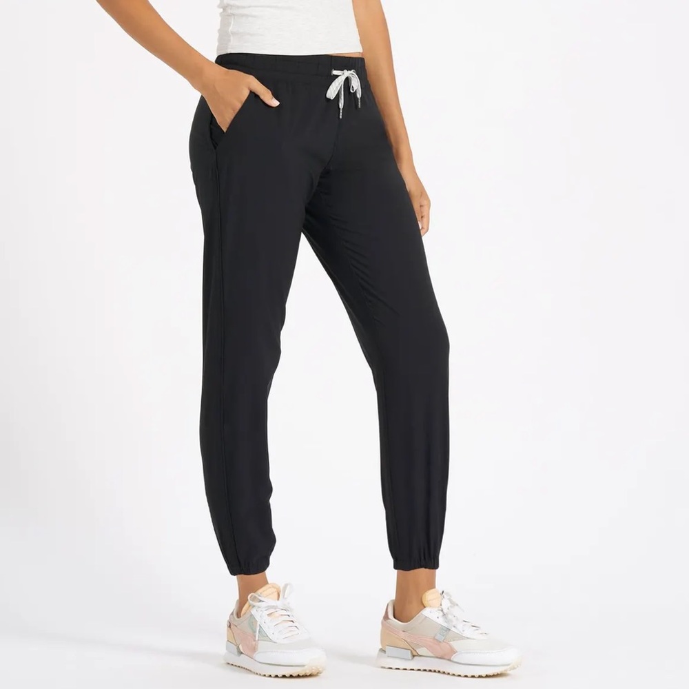 Vuori Weekend Jogger in Black Size: Small